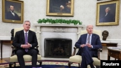 Президент США Джо Байден и спикер Палаты представителей Кевин Маккарти на встрече в Белом доме
22 мая 2023 г. 