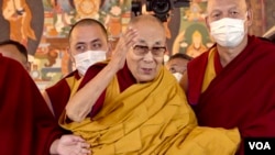 Dalai Lama menerima doa panjang umur. (Foto: VOA)