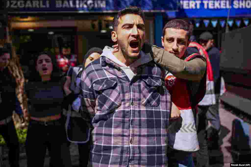 Pessoas foram detidas durante manifestações do Dia do Trabalhador em Istambul, Turquia. 1 de maio, 2023