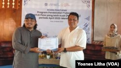 Direktur The Habibie Center, Mohammad Hasan Ansori memberikan sertifikat kepada peserta program ProPosoKu, 8 Maret 2023. (VOA/Yoanes Litha)