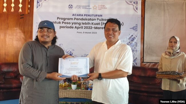 Direktur The Habibie Center, Mohammad Hasan Ansori memberikan sertifikat kepada peserta program ProPosoKu, 8 Maret 2023. (VOA/Yoanes Litha)