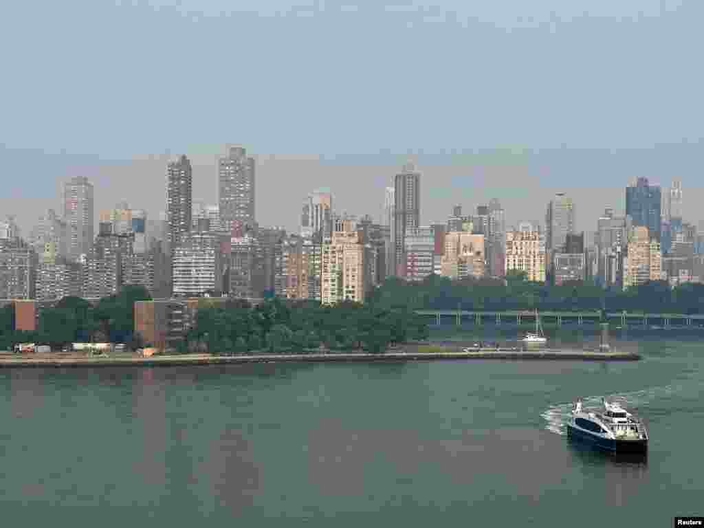 El miércoles, la ciudad parecía cubierta por una nube naranja. El jueves aún podía verse una capa de niebla sobre el "skyline" de Manhattan. 