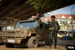 Members of the Thai military monitor the border in Mae Sot, Thailand, on April 24, 2024, after fighting erupted in nearby Myawaddy, Myanmar. (Tommy Walker/VOA)