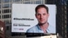 Un cartel que pide la liberación del reportero del Wall Street Journal, Evan Gershkovich, se ve en el primer aniversario de su encarcelamiento en Rusia, en Times Square de Nueva York, el 29 de marzo de 2024.