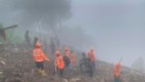 Para anggota tim evakuasi BASARNAS berusaha mencari korban selamat dalam bencana tanah longsor di Tana Toraja, pada 15 April 2024. (Foto: Basarnas via AP)
