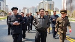 Pemimpin Korea Utara Kim Jong Un memberikan panduan lapangan saat berkunjung ke kawasan pengembangan perumahan di distrik Hwaseong, Korea Utara, 6 April 2024. (Foto: KCNA via REUTERS)