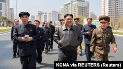 Pemimpin Korea Utara Kim Jong Un memberikan panduan lapangan saat berkunjung ke kawasan pengembangan perumahan di distrik Hwaseong, Korea Utara, 6 April 2024. (Foto: KCNA via REUTERS)