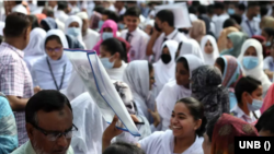 এবারের এইচএসসি পরীক্ষায় ৬ লাখ ৮৮ হাজার ৮৮৭ জন ছেলে ও ৬ লাখ ৭০ হাজার ৪৫৫ জন মেয়েসহ মোট ১৩ লাখ ৫৯ হাজার ৩৪২ জন শিক্ষার্থী অংশ নিচ্ছেন।