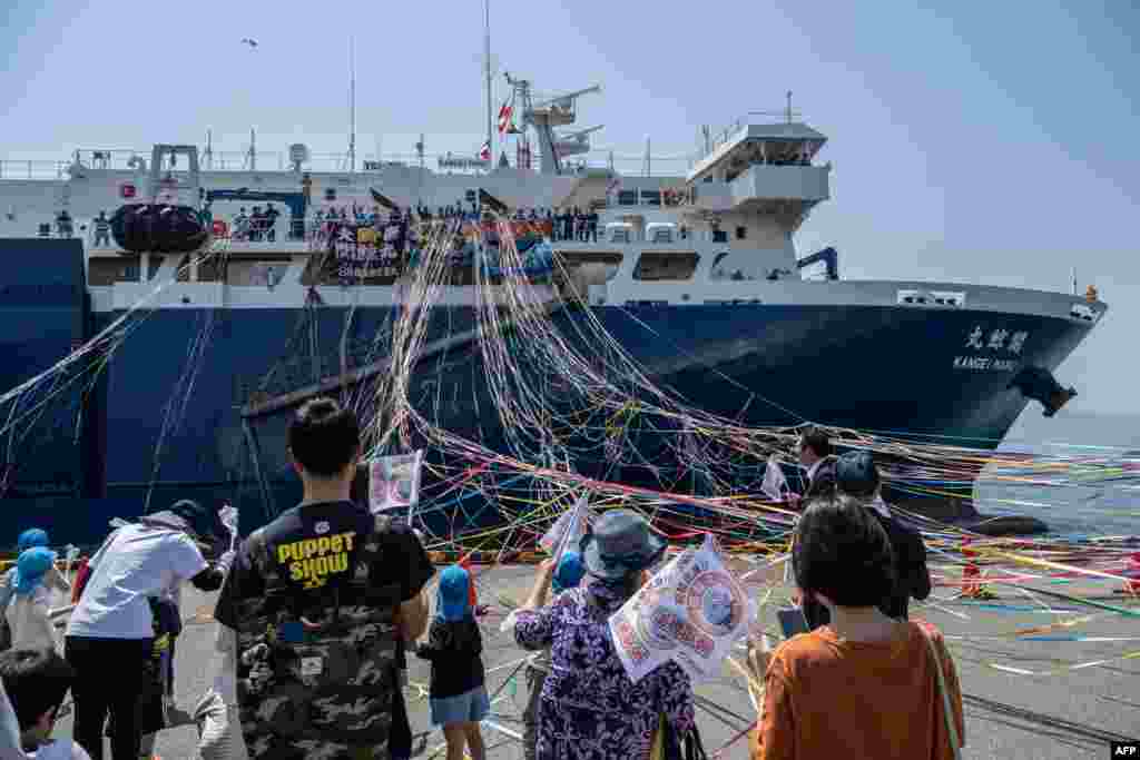 Orang-orang melepas kapal induk perburuan paus baru Jepang, Kangei Maru, setelah upacara peluncuran kapal tersebut di sebuah pelabuhan di kota Shimonoseki, prefektur Yamaguchi. Kapal berbobot hampir 9.300 ton ini berlayar dalam pelayaran berburu perdananya, menandai era baru praktik kontroversial yang dipertahankan oleh pemerintah sebagai bagian integral dari budaya nasional Jepang. (AFP)&nbsp;