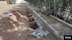 گورهای جدید در خاوران. خانواده‌های دفن شدگان در خاوران می‌گویند هدف از دفن جدید در خاوران، پاک کردن هرگونه آثار دفن شدگان کشتار ۶۷ است. 