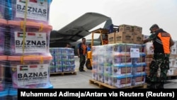 Sejumlah tentara menyiapkan bantuan kemanusiaan untuk dikirim ke rakyat Palestina di Gaza, di Pangkalan Udara Halim Perdanakusuma, di Jakarta, 4 November 2023. (Foto: Antara Foto/Muhammad Adimaja/ via Reuters)