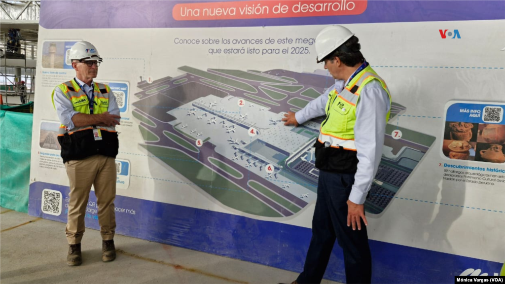 Bill Fullerton, director del proyecto de ampliación del aeropuerto, y Juan José Salmón, presidente ejecutivo de Lima Airport Partners, explican a corresponsales extranjeros los detalles de los trabajos que se vienen realizando.