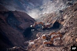 Tim penyelamat bekerja di lokasi tambang batu bara terbuka yang runtuh di Liga Alxa di Daerah Otonomi Mongolia Dalam, China utara, 23 Februari 2023. (Foto: via AP)