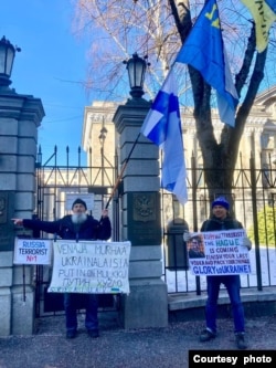 亚历山大(蓝戴帽者)帮他的乌克兰朋友，在俄罗斯驻芬兰大使馆外抗议普京的战争 (亚历山大提供)
