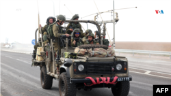 Izraelski vojnici patroliraju cestom u blizini granice s Gazom. Izrael je službeno objavio rat Hamasu dok je broj poginulih u sukobu porastao na 1.000 nakon što je palestinska militantna skupina pokrenula veliki iznenadni napad iz Gaze.