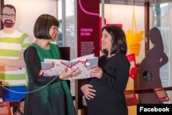 Hormon kehamilan, dapat mengubah fungsi jaringan otak. Pameran "Hello Brain!" yang digelar Francis Crick Institute, London, menampilkan topik ini di salah satu displaynya. (Fiona Hanson/TheFrancisCrickInstitute)