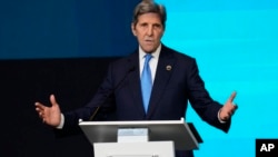El Enviado Presidencial Especial de EEUU para el Clima, John Kerry, se dirige a la reunión Nuestro Océano en su día inaugural en el Centro de Convenciones de Panamá en la Ciudad de Panamá, el jueves 2 de marzo de 2023.