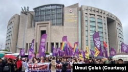 4 Mayıs 2023 - Kadın örgütleri, kadın cinayetlerini durdurma mesajıyla İstanbul Adalet Sarayı'nın önünde açıklama yaptı