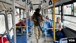 Militar patrulla dentro de un bus, en Guayaquil, Ecuador, enero de 2024.
