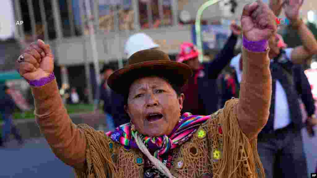 Bolivia: Una mujer asiste a la marcha del Día Internacional de los Trabajadores en La Paz.