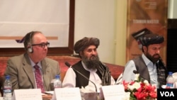 阿富汗美国商会主席格里科（左）和塔利班负责经济事务的副总理巴拉达尔在喀布尔共同主持商业会议。（2023年9月6日）
