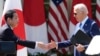 조 바이든 미국 대통령과 기시다 후미오 일본 총리가 10일 백악관 정상회담에 이어 열린 공동기자회견에서 악수하고 있다.