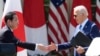 조 바이든 미국 대통령과 기시다 후미오 일본 총리가 지난달 10일 백악관 정상회담에 이어 열린 공동기자회견에서 악수하고 있다.