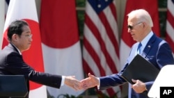 조 바이든 미국 대통령과 기시다 후미오 일본 총리가 10일 백악관 정상회담에 이어 열린 공동기자회견에서 악수하고 있다.