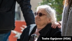 Останав сама, мислам дека сум (единствена преживеана) од целиот монопол, вели 88-годишната Шела Алтарац кој успеала да излезе од оградата каде биле собрани околу 7.200 македонски Евреи пред нивната депортација во логорите на смртта