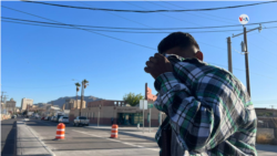 Mientras decide si entregarse a las autoridades fronterizas de EEUU, un joven migrante llora recordando a la familia que dejó en Venezuela, en El Paso, Texas, el 9 de mayo de 2023. 