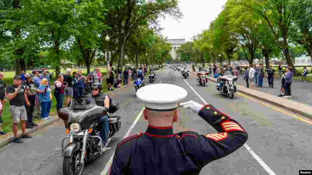 El desfile de motociclistas &quot;Rolling to remember&quot; es saludado a su paso por el sargento del cuerpo de Marines de Estados Unidos, Tim Chambers. El evento, en Washington, se realiza para llamar la atención sobre los problemas que enfrentan los veteranos.