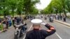 El desfile de motociclistas &quot;Rolling to remember&quot; es saludado a su paso por el sargento del cuerpo de Marines de Estados Unidos, Tim Chambers. El evento, en Washington, se realiza para llamar la atención sobre los problemas que enfrentan los veteranos.