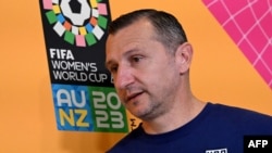 Vlatko Andonovski arrive au Rectangular Stadium de Melbourne le 5 août 2023.