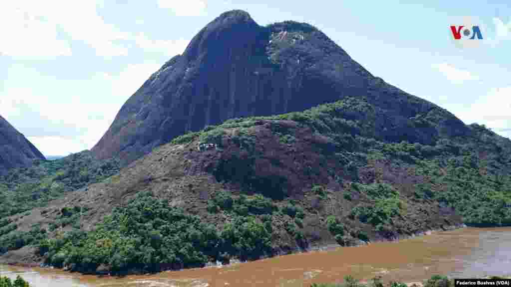 Este es uno de los tres cerros que conforman el Mavecure llamado Pajarito, uno de los más altos con 712 metros de altura.&nbsp;