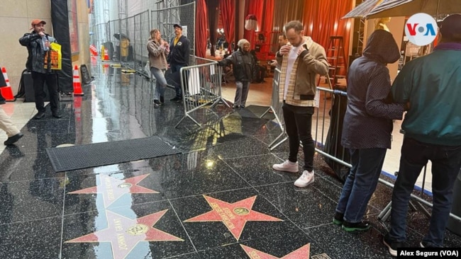 Más de 300 operarios y miembros de seguridad están custodiando los exteriores del teatro Dolby de Hollywood, en California.