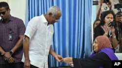 马尔代夫总统易卜拉欣·穆罕默德·萨利赫于 2023 年 9 月 9 日在马尔代夫马累的一个投票站投票。