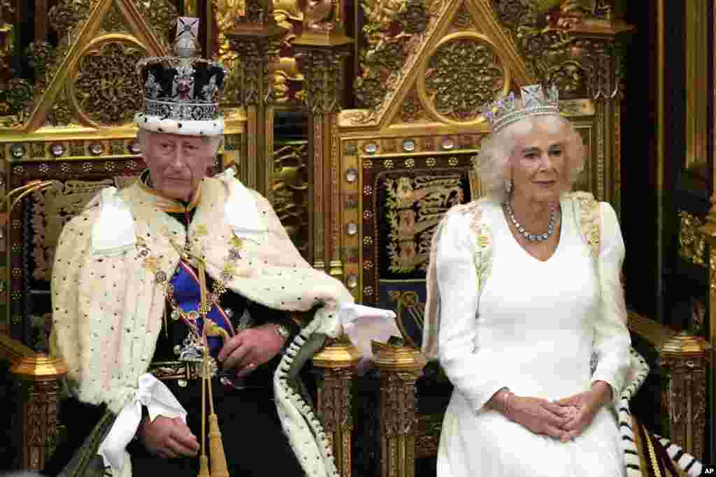 Raja Charles III menunggu untuk membacakan Pidato Raja Inggris, sementara Ratu Camilla duduk di sebelahnya selama Pembukaan Parlemen Inggris di House of Lords, London. Pidato Charles akan memaparkan agenda pemerintahan Partai Buruh pertama di Inggris selama 14 tahun. (AP)&nbsp;