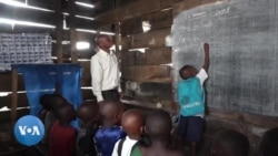 RDC: Face aux attaques rebelles, des villageois déplacés construisent leur propre école dans un camp