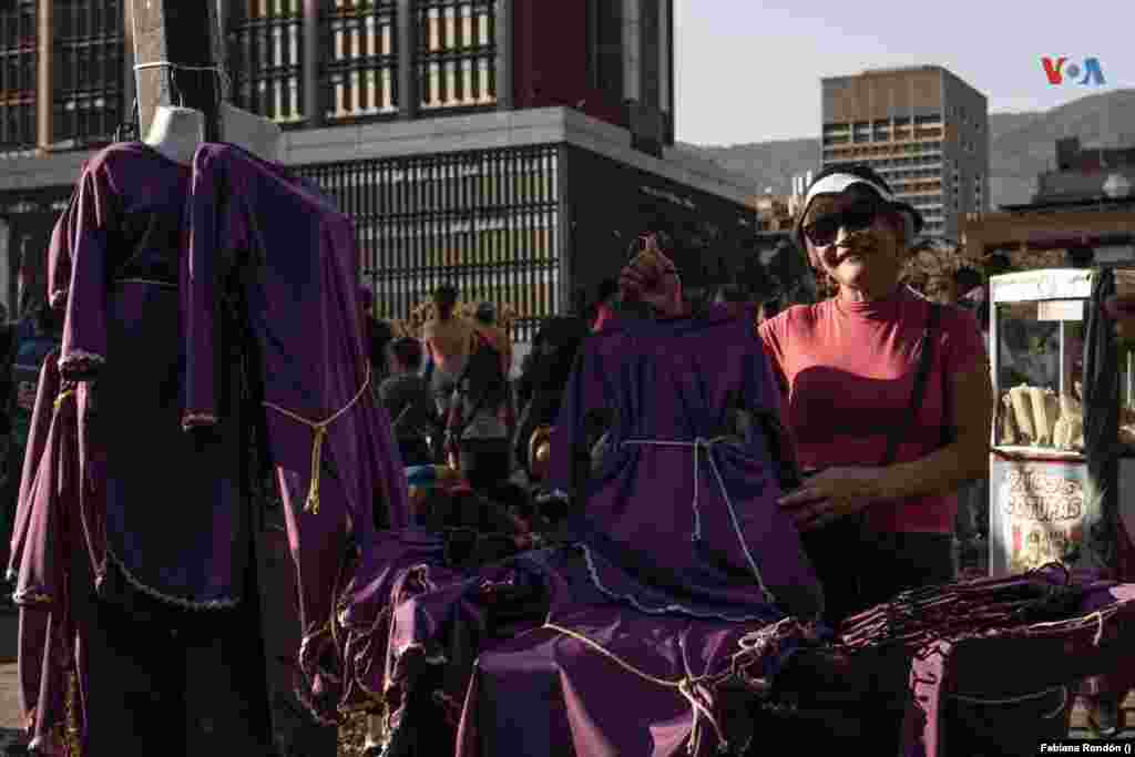 Además de los feligreses, muchos ciudadanos aprovecharon la procesión para vender su mercancía.&nbsp; Desde hace 30 años Gladys Medina vende túnicas moradas en honor al Nazareno. Este año no logró vender mucha mercancía, sus precios estaban entre los 5 y los 10 dólares.