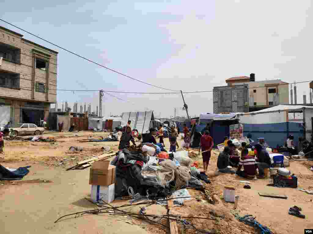 Some encampments in Rafah, Gaza, have emptied out as hundreds of thousands of people flee deeper into the enclave, May 10, 2024. (VOA/Enas Tantesh)