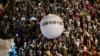 台湾立法院在通过国会改革法案后，支持执政党民进党的民众聚集立法院外，放出“拒绝中国干政”的气球。(2024年5月28日)