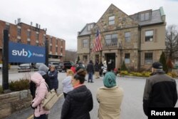 Para nasabah mengantre di kantor cabang Silicon Valley Bank di Wellesley, Massachusetts, 13 Maret 2023. (Foto: Brian Snyder/Reuters)