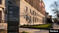 资料照片：美国商务部位于首都华盛顿的总部大楼。