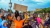 Sejumlah pendukung junta Niger berdemo di depan markas tentara Prancis di Niamey, Niger, pada 11 Agustus 2023. (Foto: Reuters/Mahamadou Hamidou)