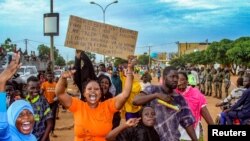 Sejumlah pendukung junta Niger berdemo di depan markas tentara Prancis di Niamey, Niger, pada 11 Agustus 2023. (Foto: Reuters/Mahamadou Hamidou)