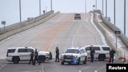 Polisi memblokir pintu masuk pantai di Belleair Causeway di tengah hujan dan hembusan angin akibat Badai Idalia di Clearwater, Florida, AS, 30 Agustus 2023. (REUTERS/Adrees Latif)