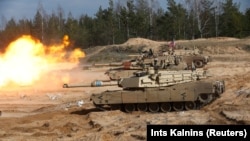 រូបឯកសារ៖ រថក្រោះ Abrams ប្រភេទ M1A1 របស់​អាមេរិក​បាន​បាញ់​ក្នុង​អំឡុងពេល​ធ្វើ​សមយុទ្ធ​យោធា​របស់​អង្គការ​អូតង់។