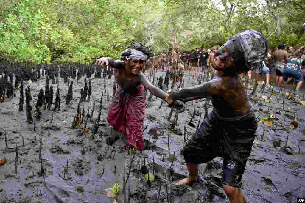 Balinese people take part in a mud bath tradition, known as Mebuug-buugan, held a day after Nyepi - the Balinese &quot;Day of Silence&quot; on Indonesia&#39;s resort island of Bali. (Photo by SONNY TUMBELAKA / AFP) &nbsp; &nbsp; 