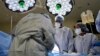 Mahasiswa Meharry Medical College Emmanuel Kotey (tengah) dan Teresa Belledent (kanan), menyaksikan operasi pengambilan hati dan ginjal dari donor organ di Jackson, Tennesse, 15 Juni 2023. (AP/Mark Humphrey)