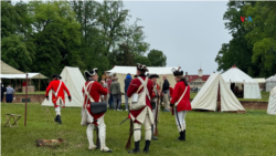 资料照片：在华盛顿故居弗农山庄参加重现独立战争历史情景的志愿者。(2024年5月5日)
